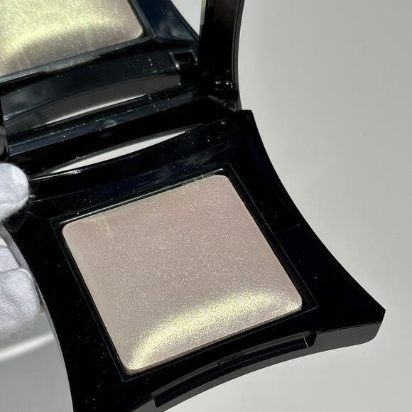 Illamasqua Beyond Powder Highlighter Compact Deity Baby Pink Gold Duochrome 7g - Picture 8 of 14